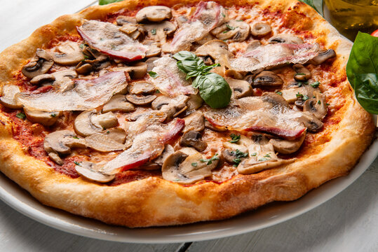 Pizza con funghi e guanciale - Cibo Italiano 