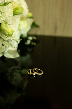 Anillos de matrimonio dorados 