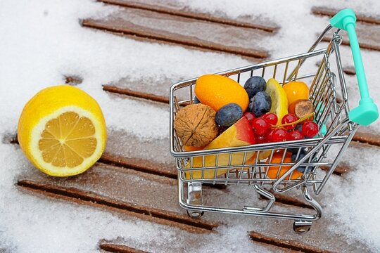 vitaminreiche ern&auml;hrung mit beeren und zitrone