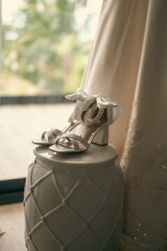 Zapatilla de novia blanca con perla