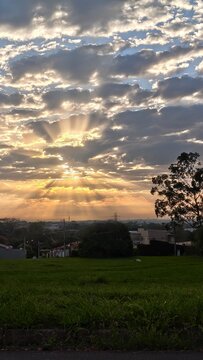 Nascer do Sol com raios de luz
