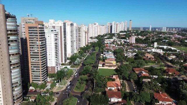 Vista aerea da avenida Joao Fiusa e predios modernos em Ribeirao Preto, Brasil