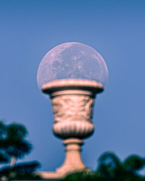 Lua por cima de vaso renascentista 