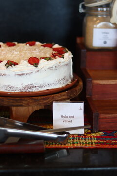 Bolo red velvet decorado com morangos em vitrine de confeitaria, doce especial descoberto durante viagem gastron&ocirc;mica