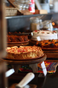 Vitrine de padaria artesanal com doces e potes decorativos, cena aconchegante de confeitaria durante viagem gastron&ocirc;mica