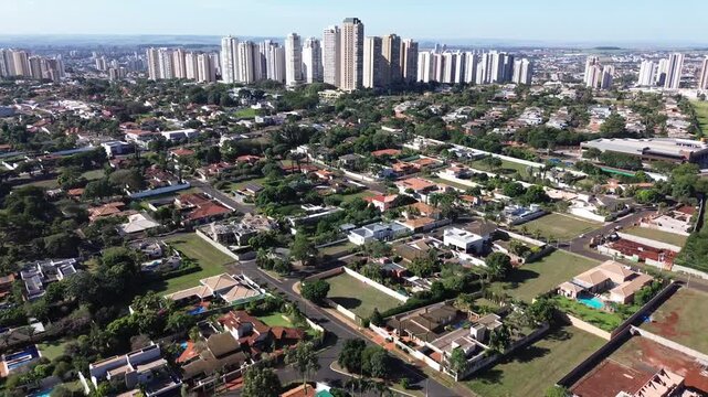 Imagens aereas de sobrevoo de drone pelo bairro da Zona Sul em Ribeirao Preto
