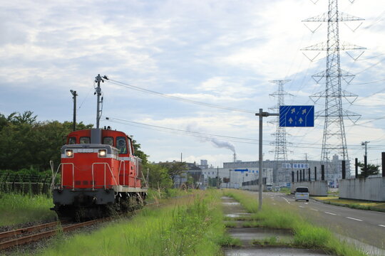 工業地帯を抜けて単機回送される仙台臨海鉄道DE65-2号機_2026/9/11撮影