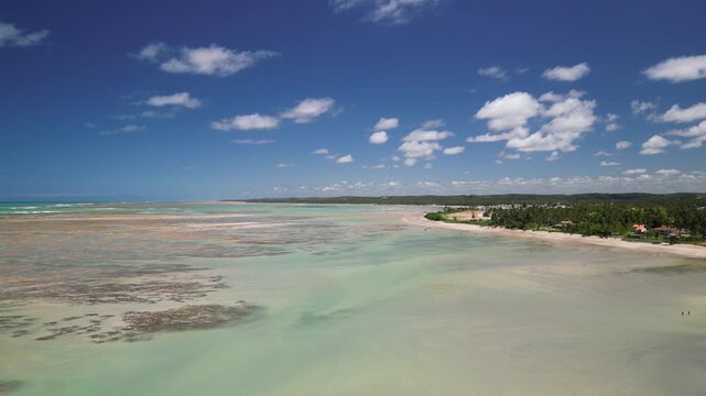 Vista a&eacute;rea de vasta paisagem de recifes e piscinas naturais na mar&eacute; baixa, panorama espetacular do litoral de Alagoas durante viagem pelo nordeste brasileiro