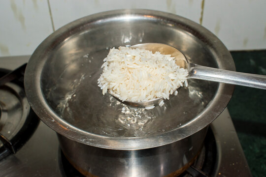 Putting washed rice in hot water