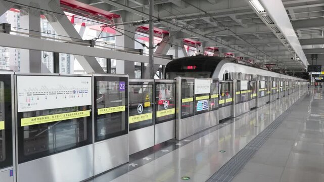 Elevated metro station platform with full‑length platform screen doors, Chongqing Rail Transit Line 10 train leaving the station, spacious modern urban transit site, Chongqing, China.