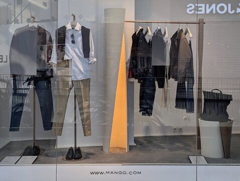 Moda de oto&ntilde;o. Escaparate con perchero con ropa masculina, de una tienda de ropa Mango en Madrid, Espa&ntilde;a, 13 de septiembre de 2026