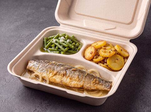 Brathering mit Bratkartoffeln und gr&uuml;nem Bohnensalat in einer Men&uuml;box