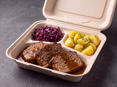 Hackbraten mit Kartoffeln, Rotkohl und brauner Sauce in einer Men&uuml;box