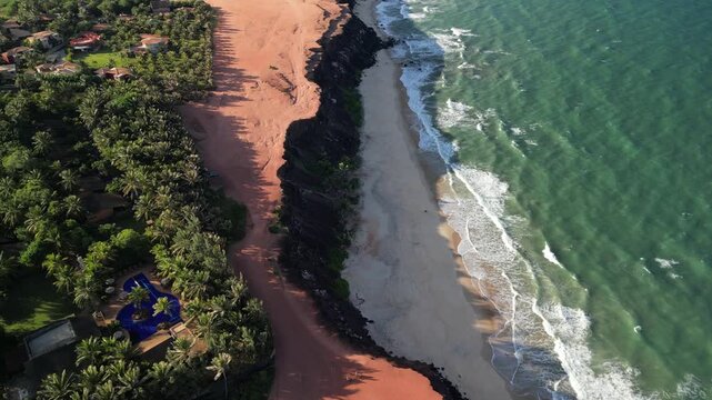 Vista a&eacute;rea de Pipa, Chapad&atilde;o do Pipa e Praia do Amor, Rio Grande do Norte, Nordeste brasileiro, Brasil, mar azul-turquesa, fal&eacute;sias e litoral potiguar filmados de drone, paisagem natural para turismo