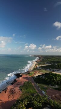 Vista a&eacute;rea de Pipa, Chapad&atilde;o do Pipa e Praia do Amor, Rio Grande do Norte, Nordeste brasileiro, Brasil, mar azul-turquesa, fal&eacute;sias e litoral potiguar filmados de drone, paisagem natural para turismo