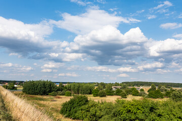 krajobraz szerokiej łąki, panorama zielonych terenów w zachodniej Polsce © mbugajsky