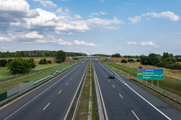 Autostrada A4 obok węzła gogolin w zachodniej Polsce w porze letniej © mbugajsky
