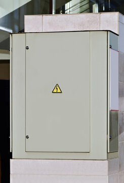 Outdoor electric distribution cabinet
