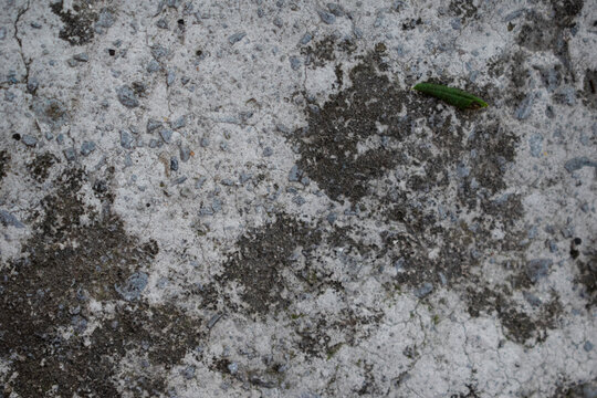 Fondo de un suelo de cemento gris con negro desgastado y viejo 