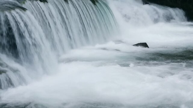 滝下の泡立つ白い瀬 シームレスループ動画背景 16:9 4K