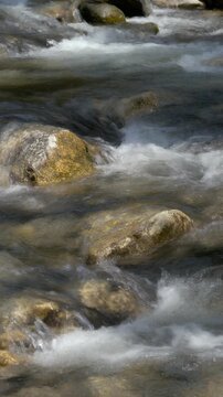 岩を覆う薄い水膜 シームレスループ動画背景 9:16 4K