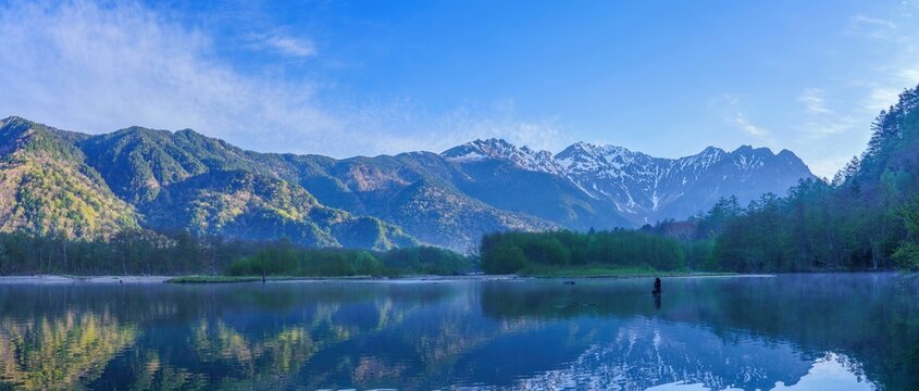 長野県 上高地 大正池と残雪の穂高連峰の絶景パノラマ 新緑の朝の水鏡風景