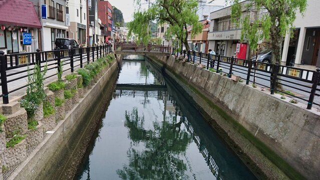 長崎県対馬市厳原の港町中心部を流れる清らかな川と趣のある街並み