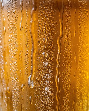 Gotas de condensa&ccedil;&atilde;o em fotografia macro no copo de cerveja