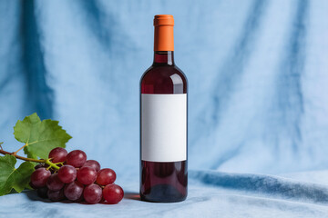 Obraz premium Red Wine Bottle with Blank Label and Fresh Grape Cluster