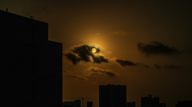 el cielo despejado y el sol detras de las nubes