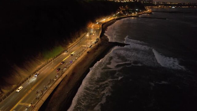 video de drone , costa verde en lima peru de madrugada , tambien hay ciclistas.