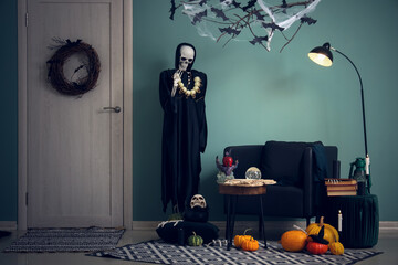Obraz premium Interior of hallway decorated for Halloween with wreath on door and skeleton