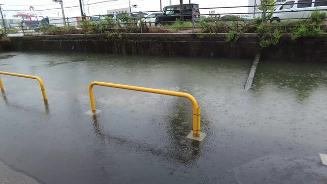大雨で増水した用水が溢れた