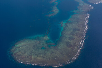 Aerial view ocean coral reef with breaking waves © EVA CARRE