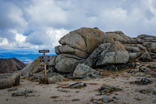 Stone City trail signs beside boulders in Cathedral Park