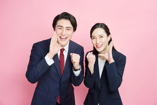 応援するビジネスマンとビジネスウーマン　カメラ目線