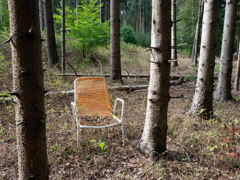 Wo die Zeit stillsteht - verlassener Gartenstuhl tief im Wald &ndash; Lost Place Impression