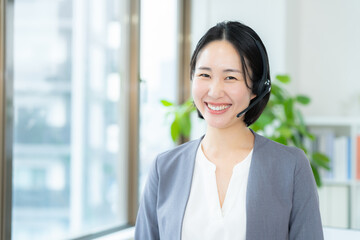 Fototapeta premium オフィスで働く女性のオペレーター