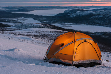 Tent on mountain in winter © FOLIO