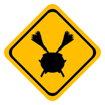 Icono con dibujo sencillo de una se&ntilde;al con forma de diamante de color amarillo, con la silueta de un caldero de bruja por encima de 2 escobas cruzadas, para tarjetas y felicitaciones de Halloween 