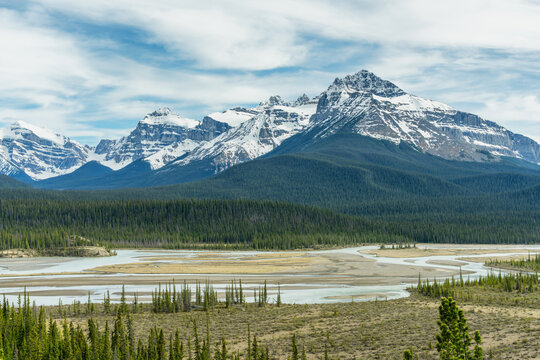 Saskatchewan River Crossing landscape with mountains and river