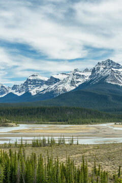 Saskatchewan River Crossing landscape with mountains and river