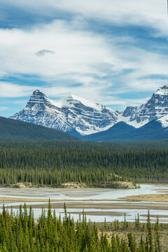 Saskatchewan River Crossing landscape with mountains and river