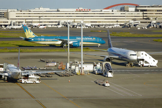 日本東京，2023年10月30日：国際羽田空港滑走路上の到着便のターミナル移動駐機旅客機交差模様