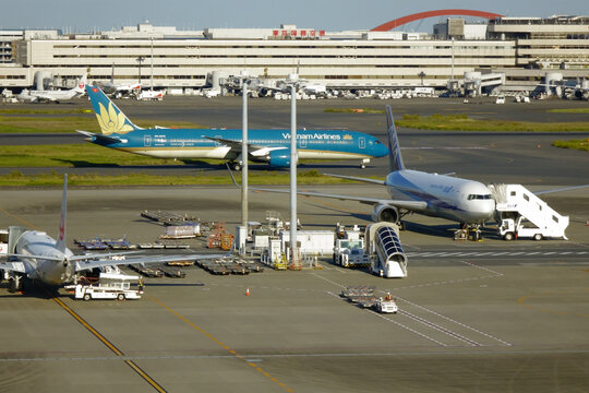 日本東京，2023年10月30日：国際羽田空港滑走路上の到着便のターミナル移動駐機旅客機交差模様