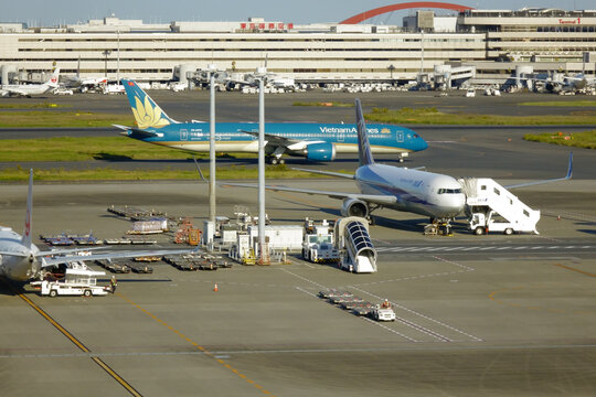 日本東京，2023年10月30日：国際羽田空港滑走路上の到着便のターミナル移動駐機旅客機交差模様