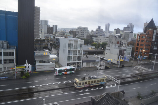 日本高知県，2020年11月20日：早朝，高知市の市電通り町中を縦横に走っている高知駅に向かう市電