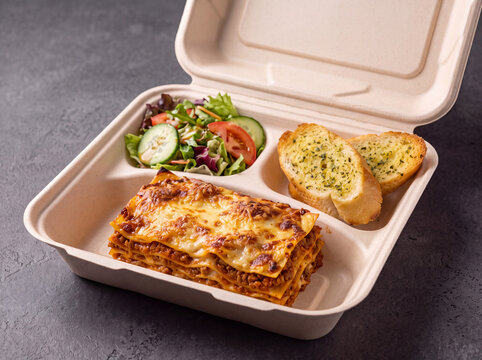 Lasagne mit gemischtem Salat und Kr&auml;uterbaguette in einer Men&uuml;box