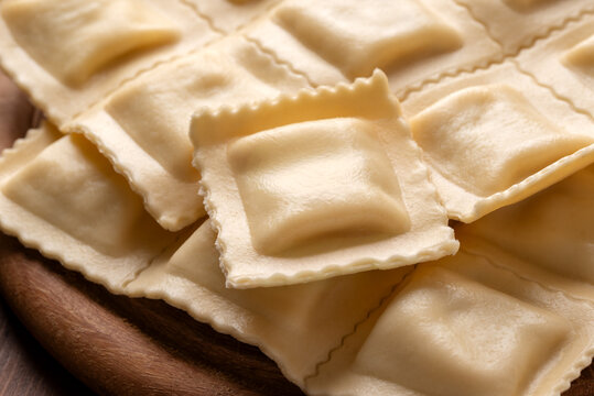 Primo piano di ravioli freschi, pasta artigianale italiana 