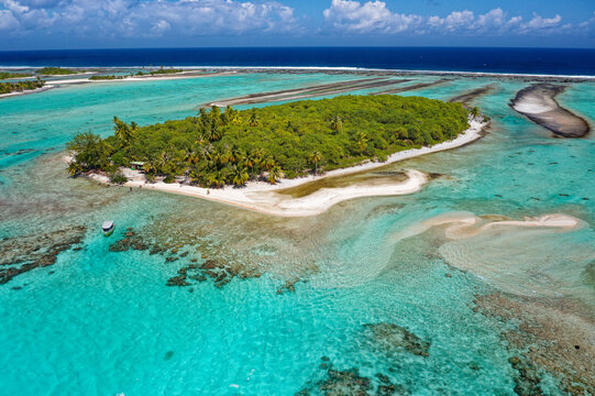 FRENCH POLYNESIA. TUAMOTU ARCHIPELAGO. RANGIROA ISLAND. AERIAL VIEW OF A MOTU ISLET AND THE BARRIER REEF IN THE AREA CALLED ILE AUX RECIFS, TO THE SOUTH OF THE ISLAND